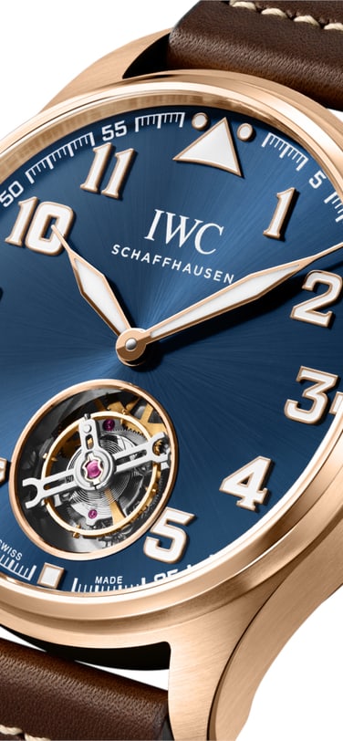 IWC Grande Montre d’Aviateur 43 Tourbillon Édition « Le Petit Prince » avec un cadran bleu, un boîtier en Armor Gold® 18 carats et un bracelet en cuir de veau brun