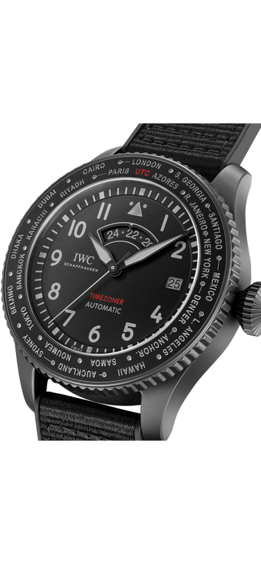 大飛行員萬年曆TOP GUN Ceratanium腕錶，配備黑色錶盤與錶帶，置於透明背景上