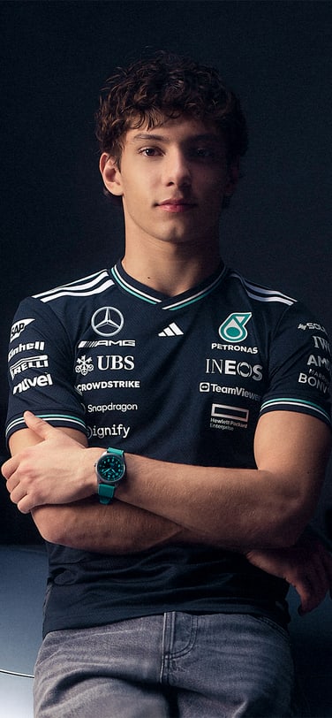 IWCの時計を着けた、メルセデス-AMGペトロナスF1チームの新星アンドレア・キミ・アントネッリ。