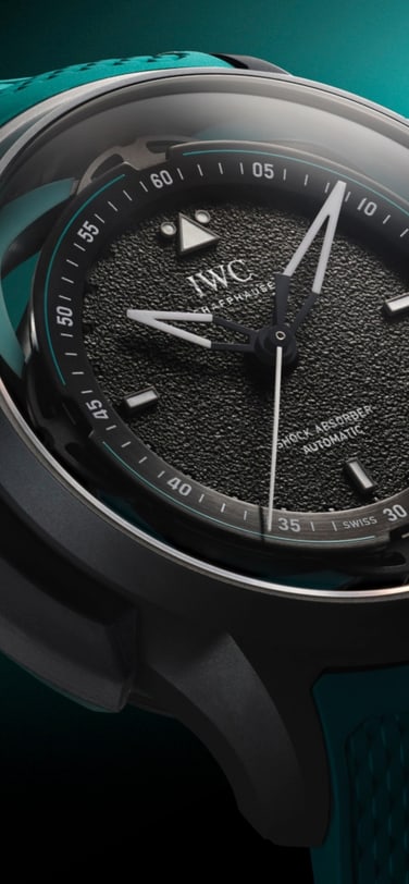 Угловой вид спереди часов Big Pilot's Watch Shock Absorber XPL Toto Wolff x Mercedes-AMG PETRONAS Formula One™ Team с черным корпусом и зелеными каучуковыми ремешками