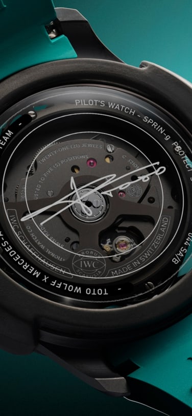 Вид сзади корпуса Big Pilot's Watch Shock Absorber XPL Toto Wolff x Mercedes-AMG PETRONAS Formula One™ Team, в котором виден калибр 32115
