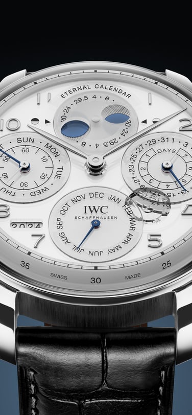 IWC Portugieser Eternal Calendar avec un cadran blanc, un boîtier en platine et un bracelet en alligator noir de Santoni.