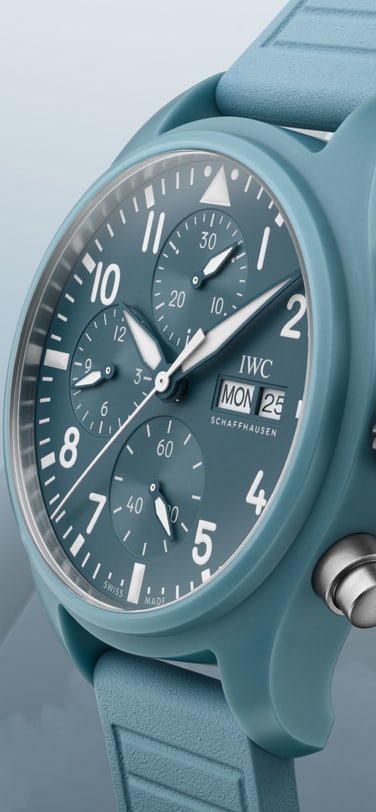 IWC Montre d’Aviateur Chronographe&nbsp;41 TOP GUN Édition « Oceana » avec boîtier en céramique bleue, un cadran bleu et un bracelet en caoutchouc assorti incrusté de textile.