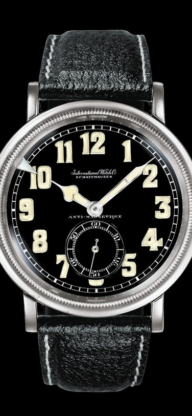 Montre Spéciale pour Aviateur IWC (réf. IW436) avec cadran noir, boîtier argenté et bracelet en cuir noir.