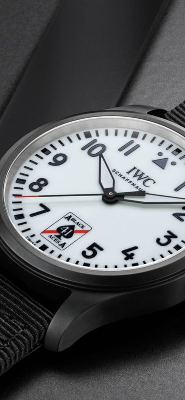 Ref. IW326905 にはトランプのスペードのエースを思わせる“Black Aces”のパッチのプリント入り 閉じる