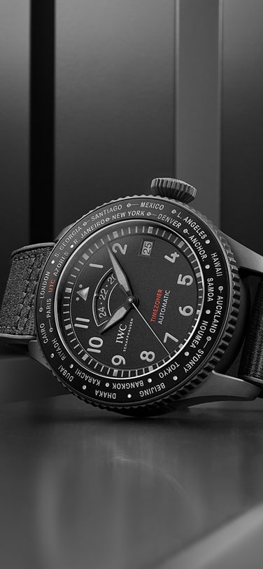 大飛行員萬年曆TOP GUN Ceratanium腕錶，配備黑色錶盤與錶帶