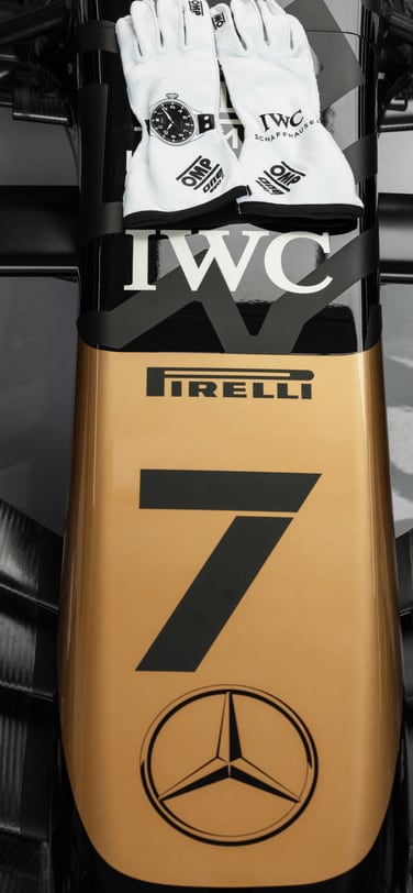 영화에 사용된 레이싱 카의 노즈콘, IWC, 피렐리, 메르세데스 및 가상의 APXGP 팀 로고 각인.
