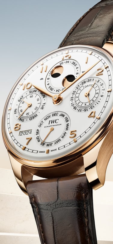 "IWC Portugieser Hand-Wound Tourbillon Day  Night con quadrante nero, cassa in oro Armor Gold® 18 carati e cinturino Santoni in pelle di alligatore nero.