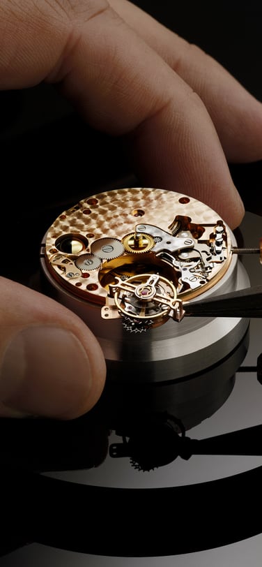 Mains travaillant sur la complication de la montre&nbsp;IWC Portugieser Tourbillon Remontage Manuel Jour&nbsp;&amp; Nuit.