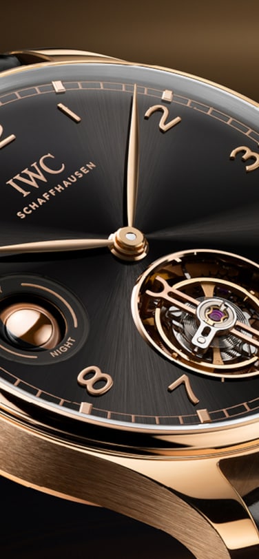 IWC Portugieser Tourbillon Remontage Manuel Jour; Nuit avec un cadran noir, un boîtier en Armor Gold® 18 carats et un bracelet en alligator noir de Santoni