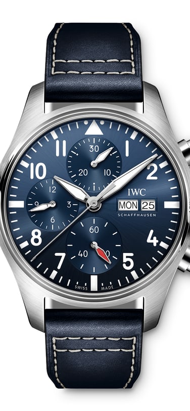 Eine Frontansicht einer IWC Schaffhausen Pilot's Watch Chronograph 41, Referenz IW388101, mit einem tiefblauen Zifferblatt, weißen Hilfszifferblättern und einem blauen Kalbslederarmband mit weißen Nähten.