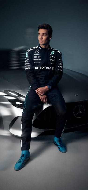 「パイロット・ウォッチ・パフォーマンス・クロノグラフ 41 AMG」（ブラックのチタンケース）を身に付けたジョージ・ラッセル。