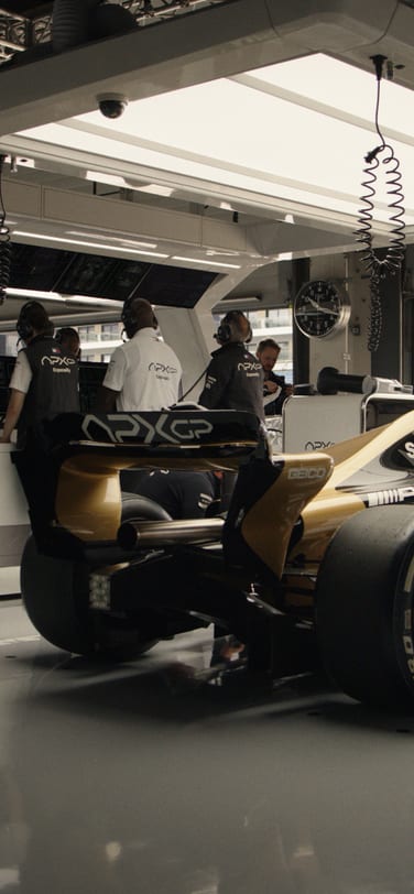 레이싱 카가 등장하는 F1 더 무비 촬영 중 영화 세트장