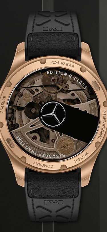 The Big Pilot’s Watch AMG G 63 (Ref. IW501201) boasts a case and crown made of 18-carat Armor Gold®, a black dial and a black rubber strap with microfibre inlay
