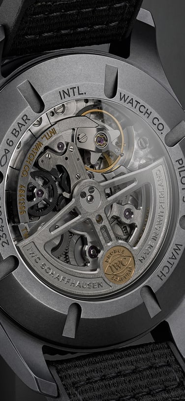 大飛行員萬年曆TOP GUN Ceratanium腕錶，配備黑色錶盤與錶帶