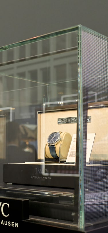 Eine IWC-Uhr in einer Glasvitrine bei einem Laureus-Event.