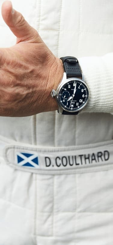 Primer plano de muñeca de Gran Reloj de Aviador lucido por el piloto David Coulthard.