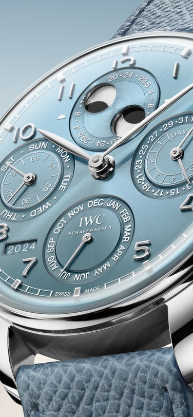 IWC Portugieser Perpetual Calendar 44 avec un cadran bleu, un boîtier en or blanc et un bracelet en cuir de veau bleu clair de Santoni.