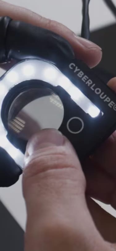 Watchmaker holding Cyberloupe