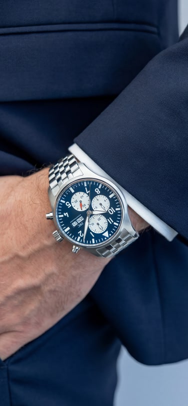 Nahaufnahme einer IWC-Uhr mit blauem Zifferblatt und einem silbernen Metallarmband.