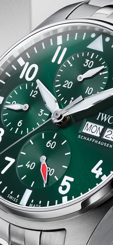 Nahaufnahme einer IWC Schaffhausen Pilot's Watch Chronograph 41, Referenz IW388104, mit grünem Zifferblatt und einem Edelstahlarmband.
