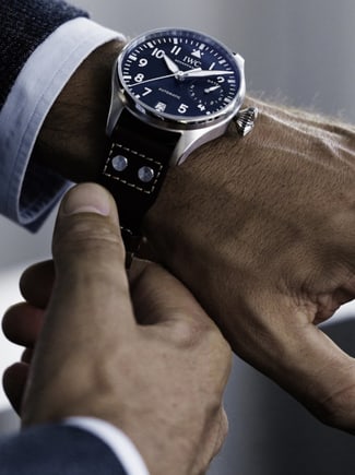 Thumbnail image link showing the hands of a man adjusting the watch on his hand