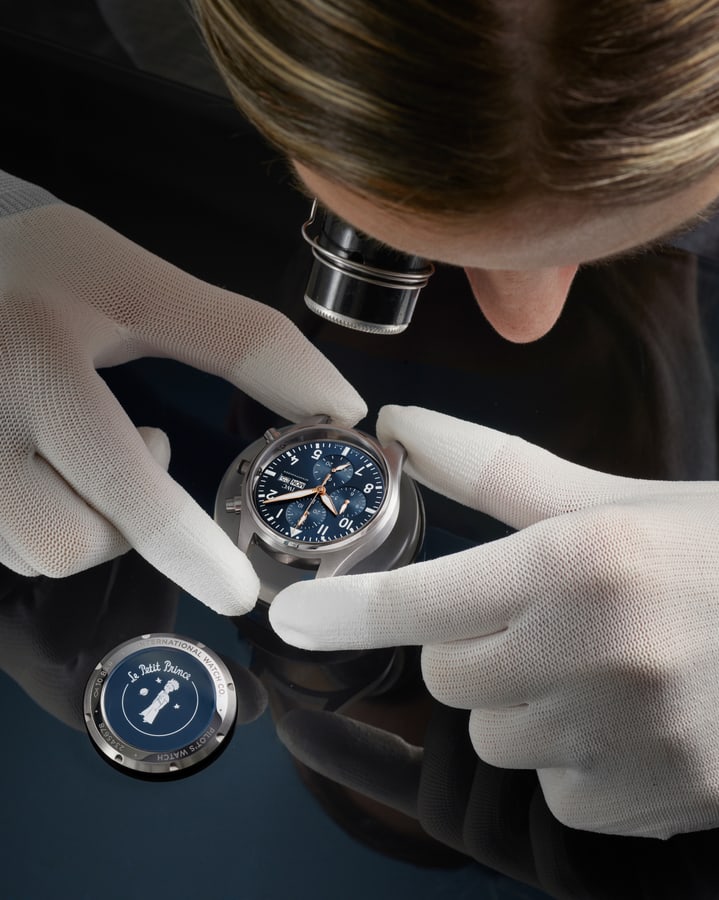 Deep-blue Sunray-finished Dials.