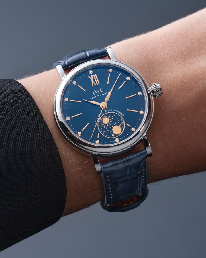 Deep-blue Sunray-finished Dials.