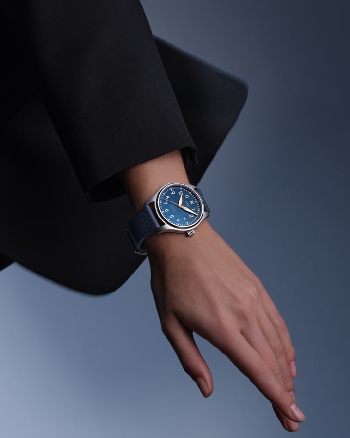 Deep-blue Sunray-finished Dials.