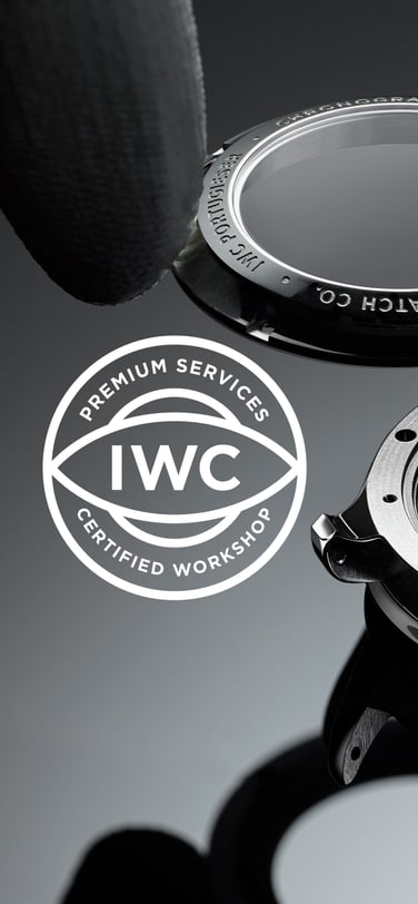 IWC-Logo auf der linken Seite und Zeiger, die das Edelstahlgehäuse der Uhr auf den Mechanismus auf der rechten Seite setzen.