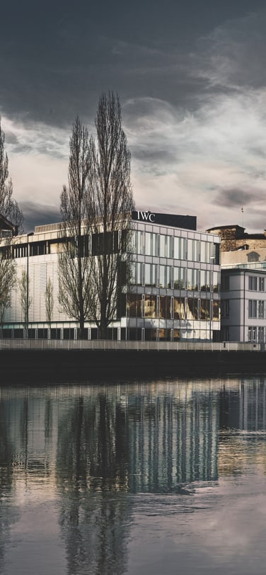 Das Gebäude der IWC-Zentrale spiegelt sich im Rhein