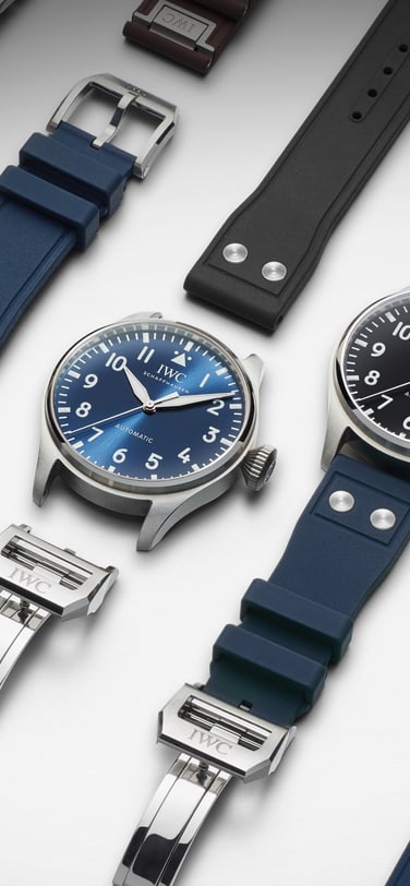 Grupo de relojes IWC con correas en color azul, negro y rojo sobre un fondo blanco
