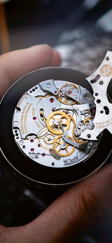 Gros plan d'une montre-bracelet de luxe IWC sur fond blanc