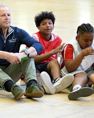 Teilnehmer eines Laureus Academy Events posieren für ein Gruppenfoto auf einem Golfplatz.