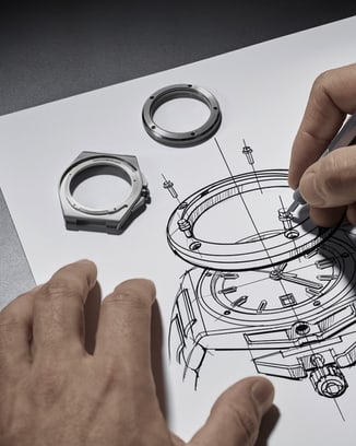 Hände, die eine mechanische Uhr entwerfen