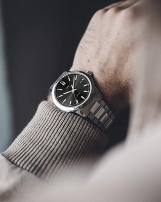 A man wearing Ingenieur Automatic with black dial and metal bracelet, Ingenieur Automatic (IW357002)