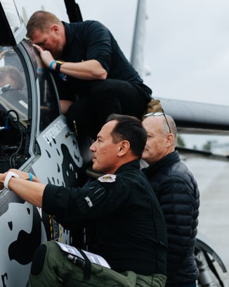 Pilot Baum getting onboard his L39