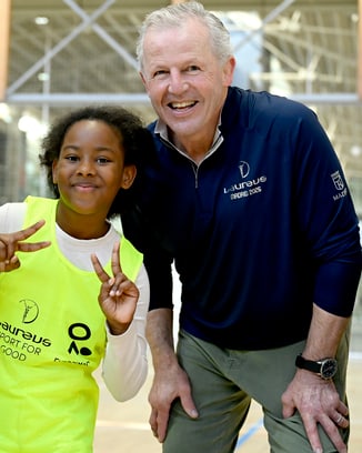 Eine Trophäe auf einem Podest vor einem Golfplatz bei einem Laureus International Charity Event.
